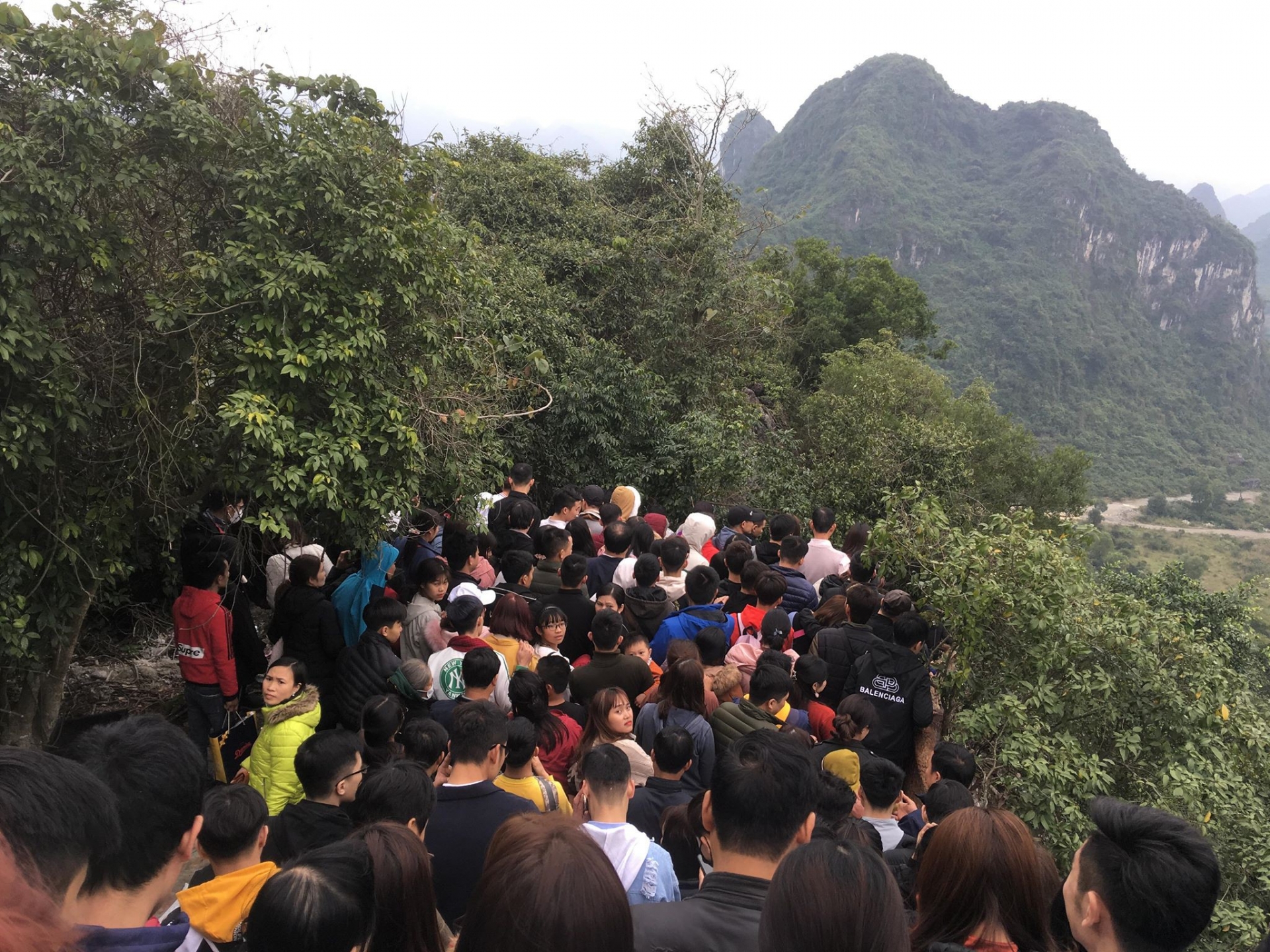 Chùa Tam Chúc đông nghịt khách, chen nhau mướt mồ hôi du xuân đầu năm chua tam chuc dong nghit khach chen nhau muot mo hoi du xuan dau nam