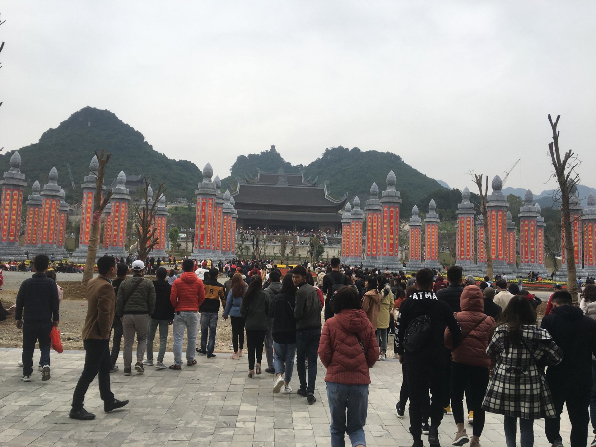 Chùa Tam Chúc đông nghịt khách, chen nhau mướt mồ hôi du xuân đầu năm chua tam chuc dong nghit khach chen nhau muot mo hoi du xuan dau nam