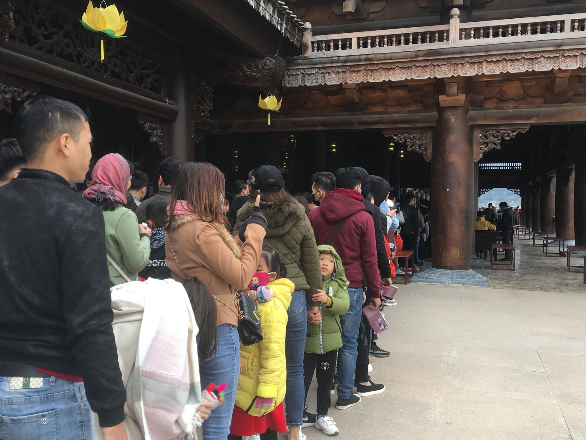 Chùa Tam Chúc đông nghịt khách, chen nhau mướt mồ hôi du xuân đầu năm chua tam chuc dong nghit khach chen nhau muot mo hoi du xuan dau nam