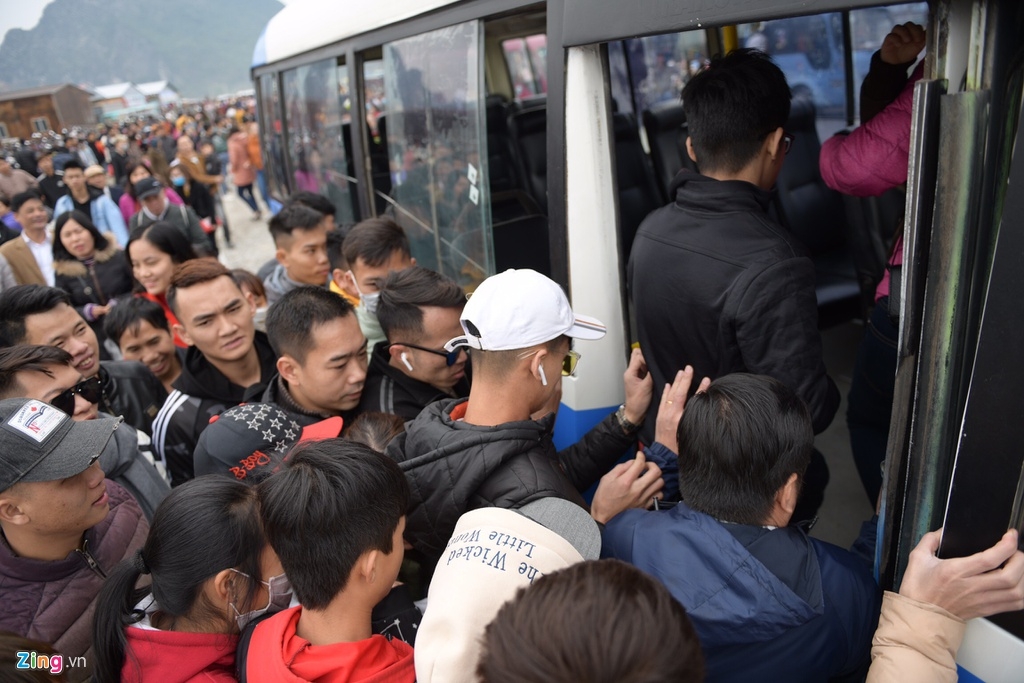 Chùa Tam Chúc đông nghịt khách, chen nhau mướt mồ hôi du xuân đầu năm chua tam chuc dong nghit khach chen nhau muot mo hoi du xuan dau nam