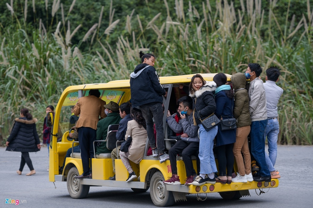Chùa Tam Chúc đông nghịt khách, chen nhau mướt mồ hôi du xuân đầu năm chua tam chuc dong nghit khach chen nhau muot mo hoi du xuan dau nam
