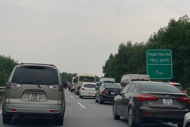 Tắc đường hàng tiếng đồng hồ vì người dân trở về Hà Nội sau kì nghỉ Tết tac duong hang tieng dong ho vi nguoi dan tro ve ha noi sau ki nghi tet