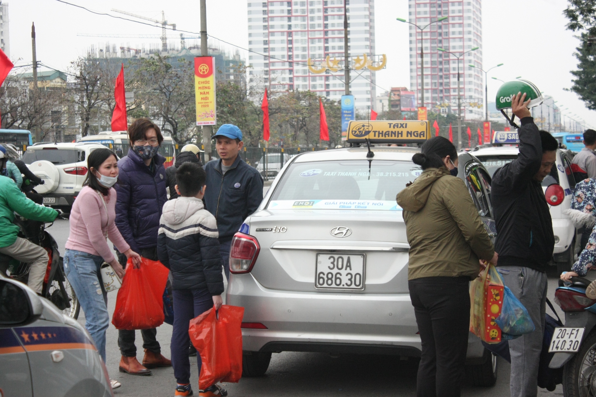 Tắc đường hàng tiếng đồng hồ vì người dân trở về Hà Nội sau kì nghỉ Tết tac duong hang tieng dong ho vi nguoi dan tro ve ha noi sau ki nghi tet