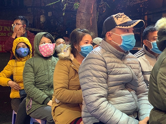 Đeo khẩu trang chống virus corona, xếp hàng từ tinh mơ để mua vàng ngày vía Thần Tài deo khau trang chong virus corona xep hang tu tinh mo de mua vang ngay via than tai