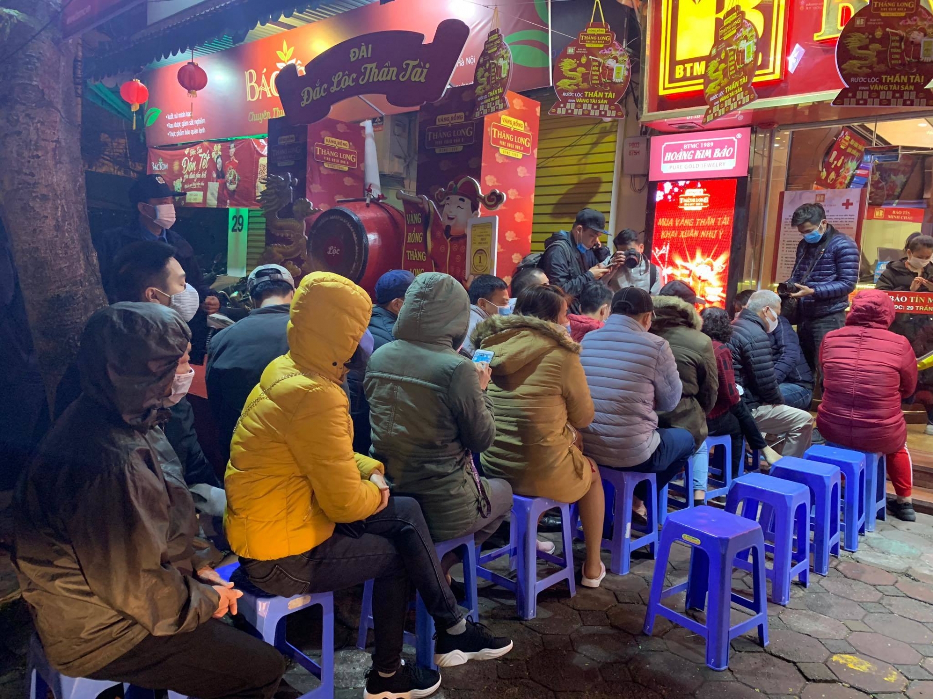 Đeo khẩu trang chống virus corona, xếp hàng từ tinh mơ để mua vàng ngày vía Thần Tài deo khau trang chong virus corona xep hang tu tinh mo de mua vang ngay via than tai