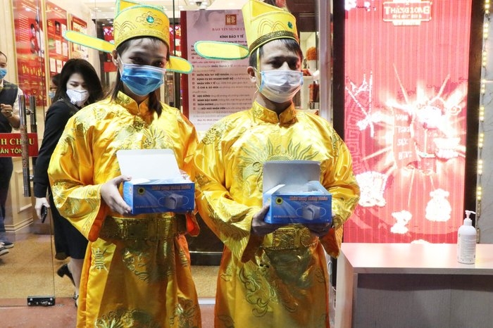 Đeo khẩu trang chống virus corona, xếp hàng từ tinh mơ để mua vàng ngày vía Thần Tài deo khau trang chong virus corona xep hang tu tinh mo de mua vang ngay via than tai