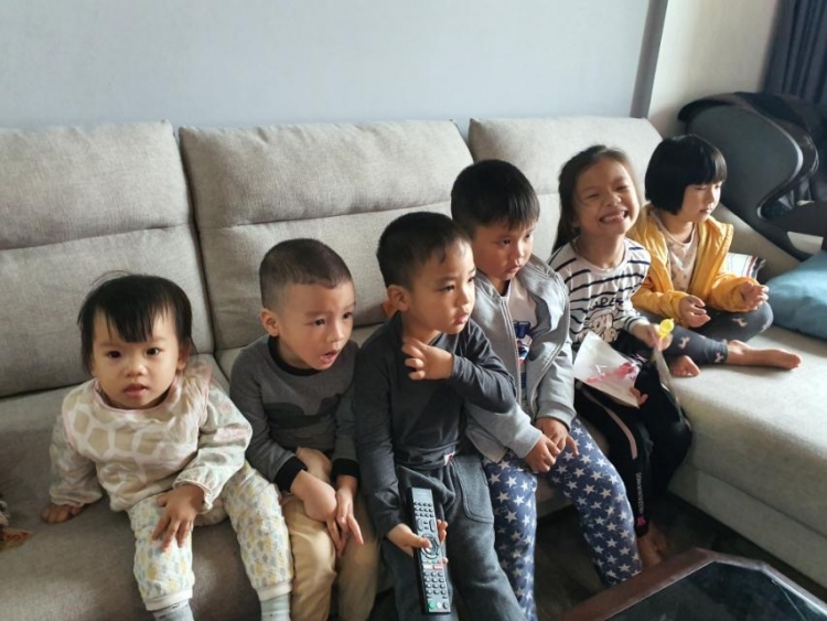 Cả nhà xáo trộn vì con nghỉ học giữa dịch cúm corona ca nha xao tron vi con nghi hoc giua dich cum corona