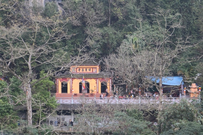 Hàng loạt danh lam, chùa chiền "vắng tanh như chùa bà Đanh" vì Covid-19 hang loat danh lam chua chien vang tanh nhu chua ba danh vi covid 19