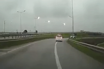Truy tìm tài xế ôtô đi ngược chiều trên cao tốc Hà Nội - Thái Nguyên truy tim tai xe oto di nguoc chieu tren cao toc ha noi thai nguyen