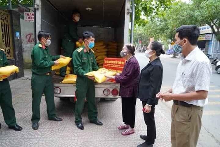 Cụ bà 101 tuổi ủng hộ 2 tấn gạo, mẹ liệt sỹ ủng hộ 5 kg gạo và rau cho khu cách ly cu ba 101 tuoi ung ho 2 tan gao me liet sy ung ho 5 kg gao va rau cho khu cach ly