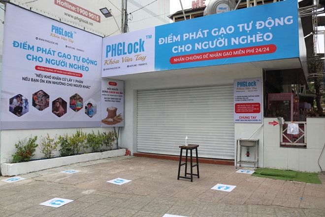 Người dân chung tay quyên góp gạo vào "máy ATM phát gạo miễn phí" cho người nghèo nguoi dan chung tay quyen gop gao vao may atm phat gao mien phi cho nguoi ngheo