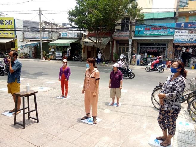 Người dân chung tay quyên góp gạo vào "máy ATM phát gạo miễn phí" cho người nghèo nguoi dan chung tay quyen gop gao vao may atm phat gao mien phi cho nguoi ngheo