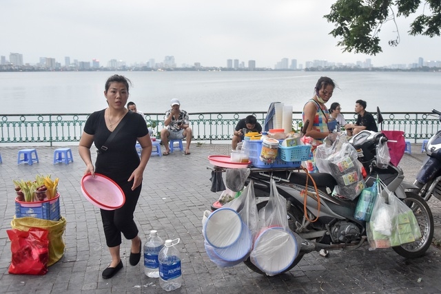 Sau giãn cách xã hội, trà đá vỉa hè đông nghịt khách sau gian cach xa hoi tra da via he dong nghit khach