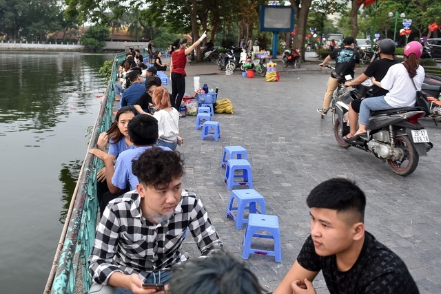 Sau giãn cách xã hội, trà đá vỉa hè đông nghịt khách sau gian cach xa hoi tra da via he dong nghit khach