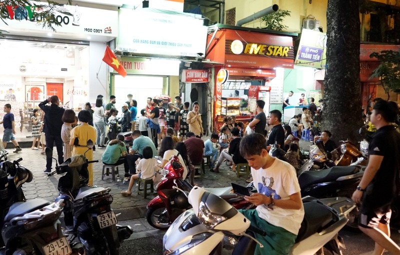 Sau giãn cách xã hội, trà đá vỉa hè đông nghịt khách sau gian cach xa hoi tra da via he dong nghit khach