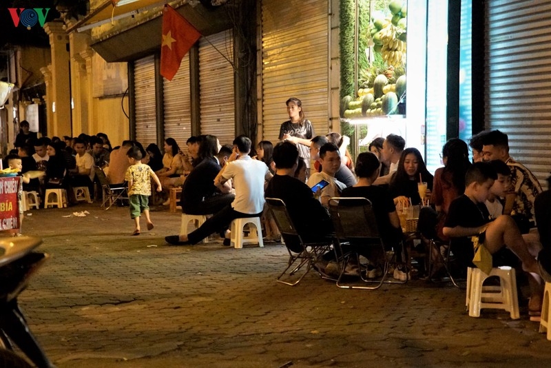 Sau giãn cách xã hội, trà đá vỉa hè đông nghịt khách sau gian cach xa hoi tra da via he dong nghit khach