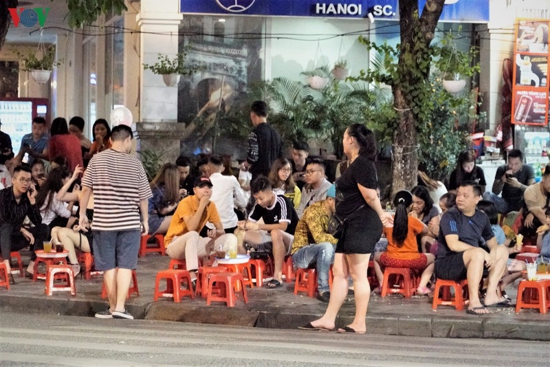Sau giãn cách xã hội, trà đá vỉa hè đông nghịt khách sau gian cach xa hoi tra da via he dong nghit khach