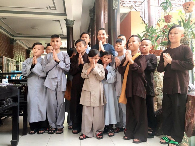 phi nhung nghen loi khi tiet lo ly do nhan nuoi hang chuc dua tre mo coi