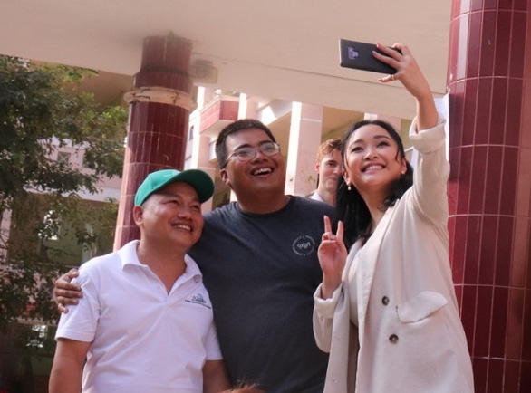 Lana Condor: Nữ diễn viên gốc Việt lần đầu trở về quê hương với cựu phu nhân Tổng thống Mỹ Michelle Obama lana condor nu dien vien goc viet lan dau tro ve viet nam voi cuu phu nhan tong thong my michelle obama