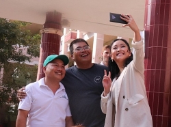 nu tien si goc viet nghien cuu tri benh bang to tam