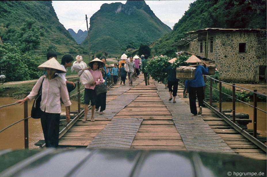 Chùm ảnh: Vẻ đẹp hoang sơ của Cao Bằng những năm 90 qua ống kính của nhiếp ảnh gia Đức chum anh ve dep hoang so cua cao bang nhung nam 90 qua ong kinh cua nhiep anh gia duc