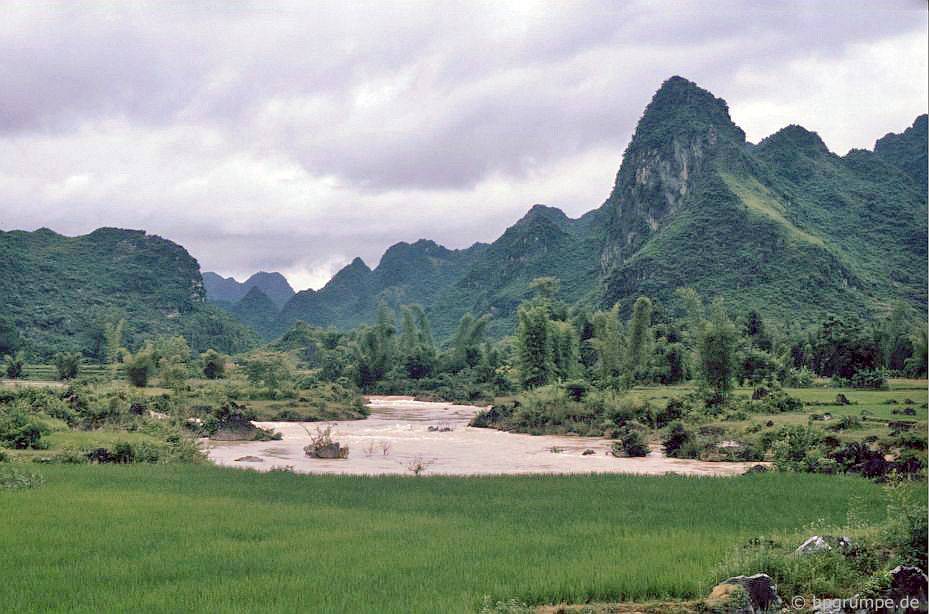Chùm ảnh: Vẻ đẹp hoang sơ của Cao Bằng những năm 90 qua ống kính của nhiếp ảnh gia Đức chum anh ve dep hoang so cua cao bang nhung nam 90 qua ong kinh cua nhiep anh gia duc