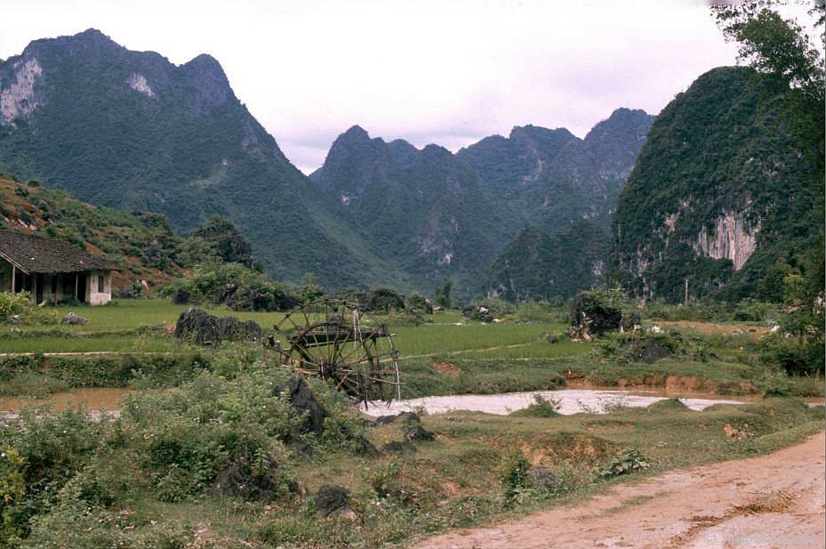 Chùm ảnh: Vẻ đẹp hoang sơ của Cao Bằng những năm 90 qua ống kính của nhiếp ảnh gia Đức chum anh ve dep hoang so cua cao bang nhung nam 90 qua ong kinh cua nhiep anh gia duc