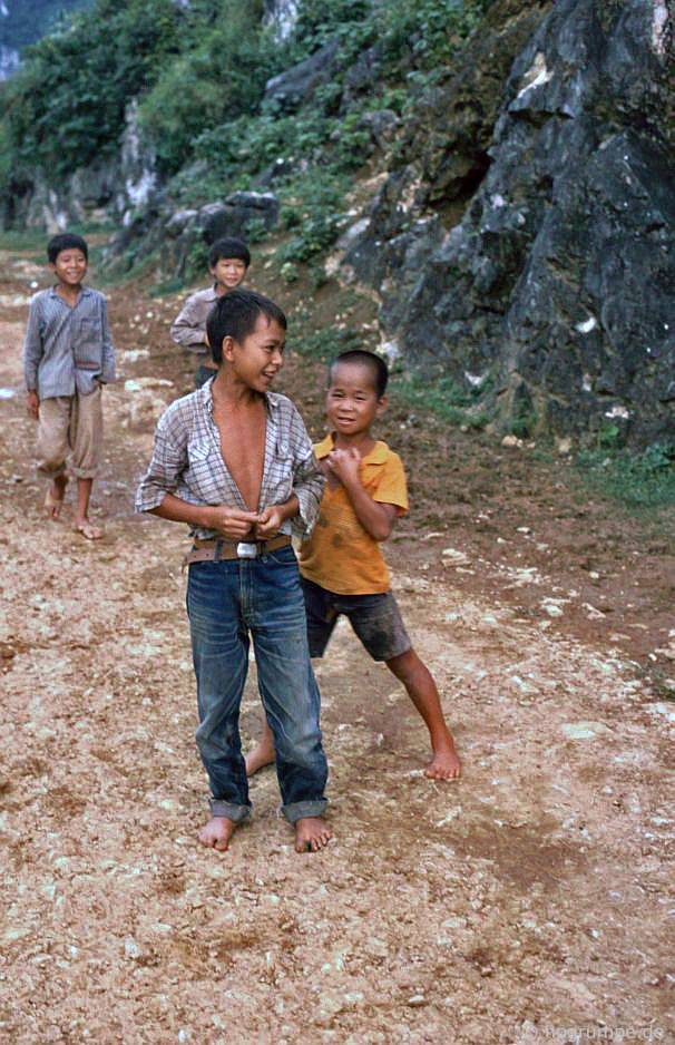 Chùm ảnh: Vẻ đẹp hoang sơ của Cao Bằng những năm 90 qua ống kính của nhiếp ảnh gia Đức chum anh ve dep hoang so cua cao bang nhung nam 90 qua ong kinh cua nhiep anh gia duc