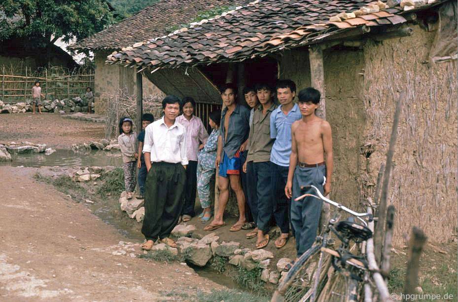 Chùm ảnh: Vẻ đẹp hoang sơ của Cao Bằng những năm 90 qua ống kính của nhiếp ảnh gia Đức chum anh ve dep hoang so cua cao bang nhung nam 90 qua ong kinh cua nhiep anh gia duc