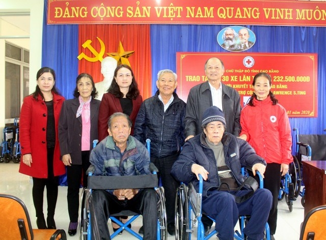 Lawrence S.Ting trao 130 xe lăn cho người khuyết tật tỉnh Cao Bằng lawrence sting trao 130 xe lan tinh thuong tri gia hon 200 trieu dong cho nguoi khuyet tat