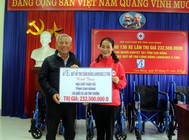 Lawrence S.Ting trao 130 xe lăn cho người khuyết tật tỉnh Cao Bằng lawrence sting trao 130 xe lan tinh thuong tri gia hon 200 trieu dong cho nguoi khuyet tat