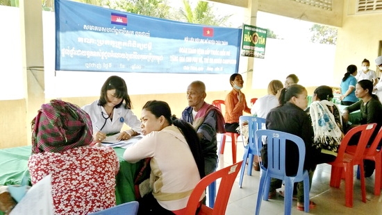 Khám bệnh, cấp thuốc miễn phí cho 200 người dân Campuchia kham benh cap thuoc mien phi cho 200 nguoi dan campuchia