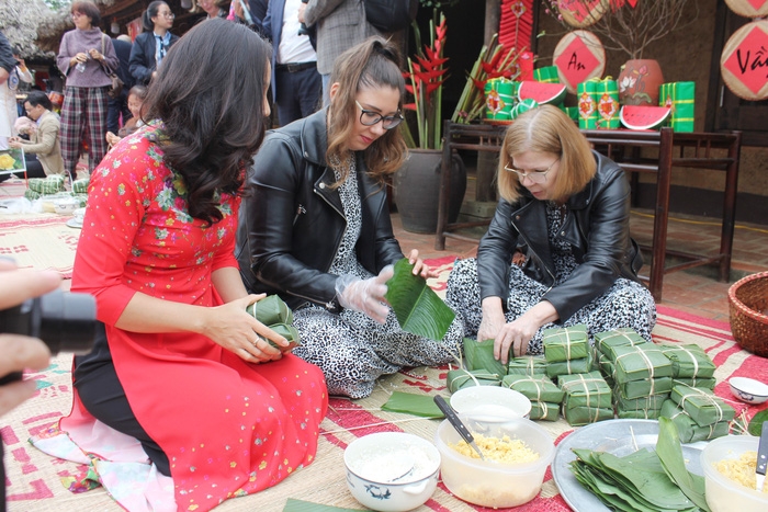 cac nha ngoai giao quoc te lan dau tien thi lam banh chung tai ba vi ha noi