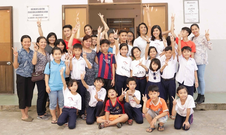 Bác sĩ Pháp gốc Việt đem bài học về lòng tử tế giúp đỡ hơn 200 trẻ em nghèo tại Đà Nẵng bac si phap goc viet dem bai hoc ve long tu te giup do hon 200 tre em ngheo tai da nang