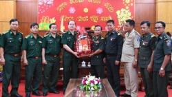 lanh dao quan doi hoang gia campuchia den tham va chuc tet cac tinh soc trang gia lai