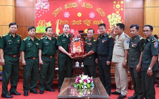 Đoàn lực lượng vũ trang 3 tỉnh Campuchia chúc tết tỉnh Bình Phước doan luc luong vu trang 3 tinh campuchia chuc mung binh phuoc dat nhieu thanh tuu trong cong tac doi ngoai