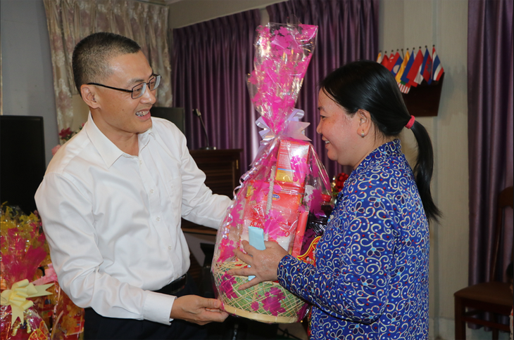 trao 150 suat qua tet cho cac gia dinh nguoi campuchia goc viet co hoan canh kho khan
