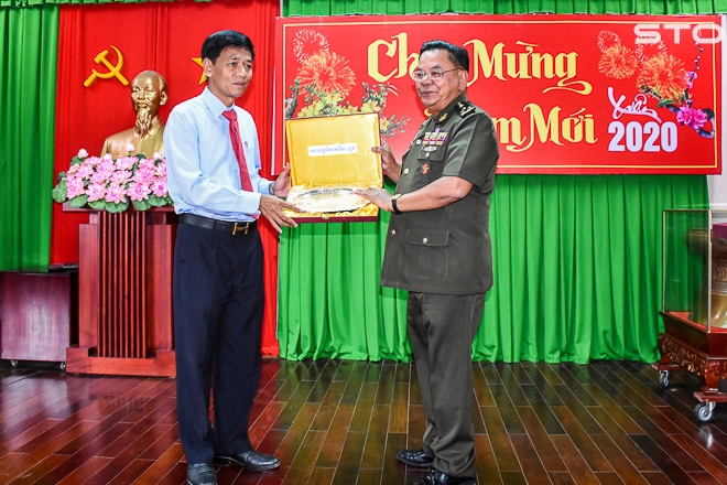 lanh dao quan doi hoang gia campuchia den tham va chuc tet cac tinh soc trang gia lai