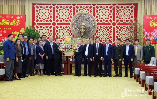 dai dien cac tinh lao chuc tet lanh dao tinh nghe an