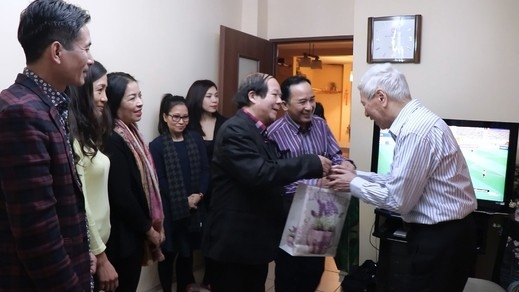 Hội người Việt Nam tại Ba Lan đến thăm và chúc Tết nghệ sĩ Thu Lộc và nhà văn, dịch giả Nguyễn Văn Thái hoi nguoi viet nam tai ba lan den tham va chuc tet cac can bo lao thanh