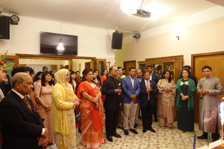 Đại sứ quán Việt Nam tại Algerie và Bangladesh mong muốn lưu giữ nét đẹp văn hóa ngày Tết Việt dai su quan viet nam tai algerie va bangladesh mong muon luu giu net dep van hoa ngay tet viet