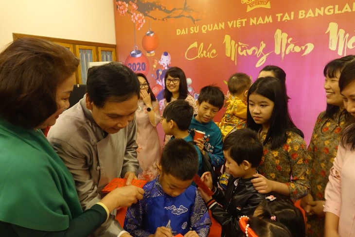 Đại sứ quán Việt Nam tại Algerie và Bangladesh mong muốn lưu giữ nét đẹp văn hóa ngày Tết Việt dai su quan viet nam tai algerie va bangladesh mong muon luu giu net dep van hoa ngay tet viet