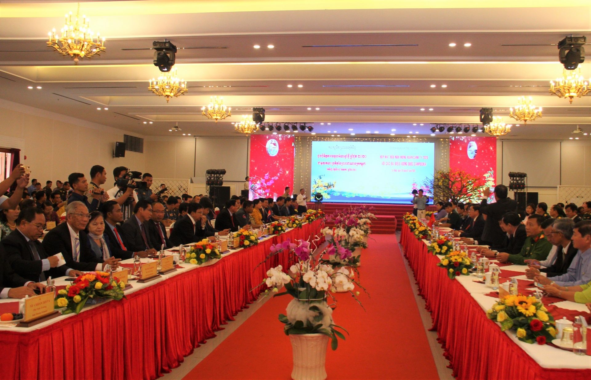 Tây Ninh họp mặt hữu nghị, thống nhất hợp tác với 5 tỉnh Campuchia tay ninh hop mat huu nghi thong nhat hop tac voi 5 tinh campuchia