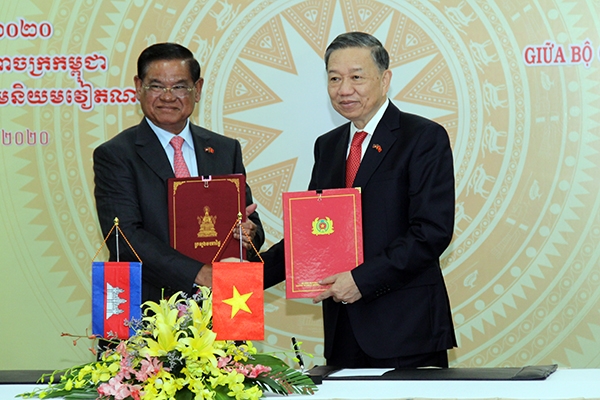 trao 10 huan chuong huu nghi 4 ky niem chuong cho cac ca nhan thuoc bo noi vu campuchia