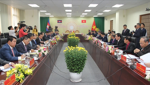 trao 10 huan chuong huu nghi 4 ky niem chuong cho cac ca nhan thuoc bo noi vu campuchia