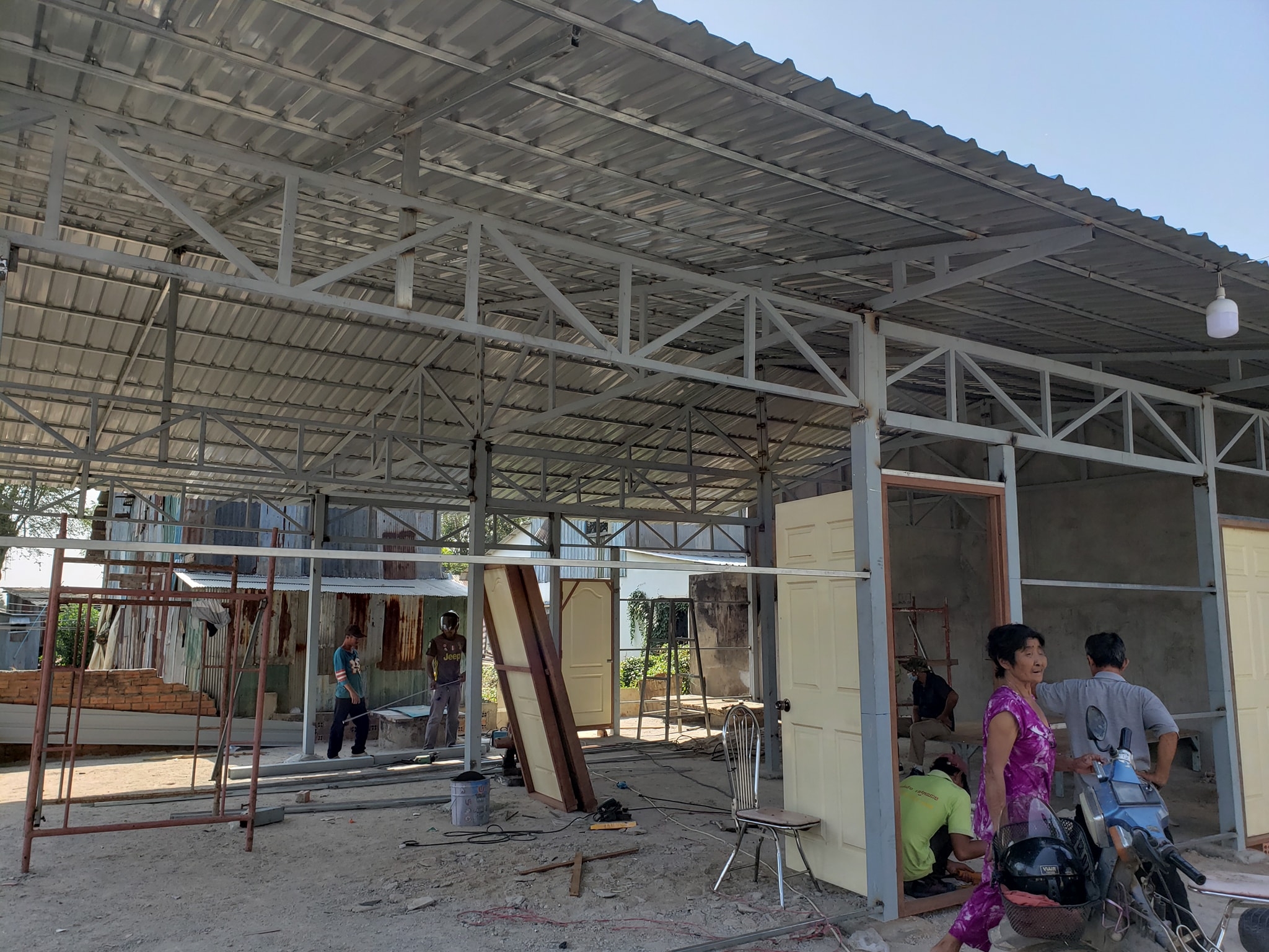 Trao nhà mới cho 3 gia đình Campuchia gốc Việt gặp hỏa hoạn chung tay xay lai nha cho 3 gia dinh campuchia goc viet gap hoa hoan