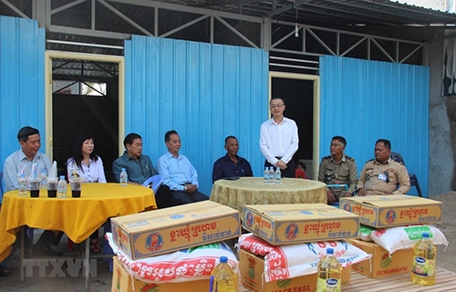 Trao nhà mới cho 3 gia đình Campuchia gốc Việt gặp hỏa hoạn chung tay xay lai nha cho 3 gia dinh campuchia goc viet gap hoa hoan