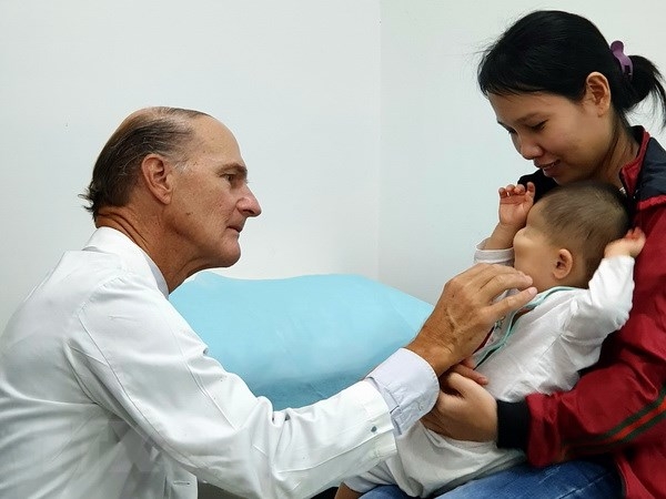 "Đôi bàn tay vàng" của giáo sư người Mỹ đổi đời cho nhiều bệnh nhân nghèo ở Việt Nam giao su nguoi my dem doi ban tay vang doi doi cho nhieu benh nhan ngheo o viet nam