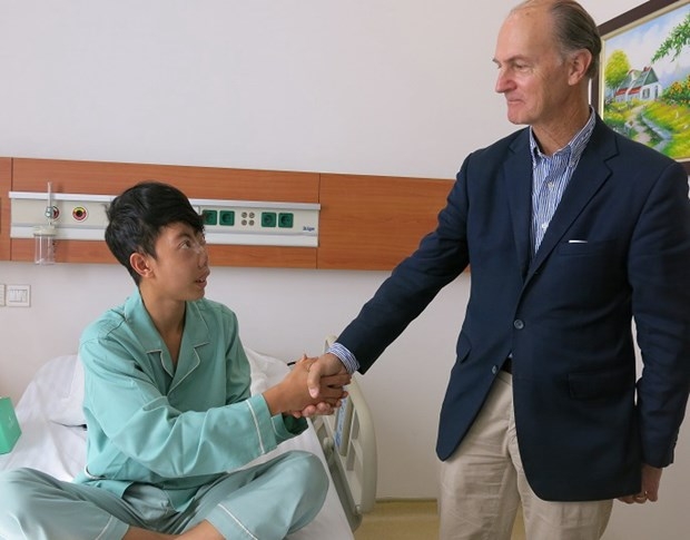 "Đôi bàn tay vàng" của giáo sư người Mỹ đổi đời cho nhiều bệnh nhân nghèo ở Việt Nam giao su nguoi my dem doi ban tay vang doi doi cho nhieu benh nhan ngheo o viet nam