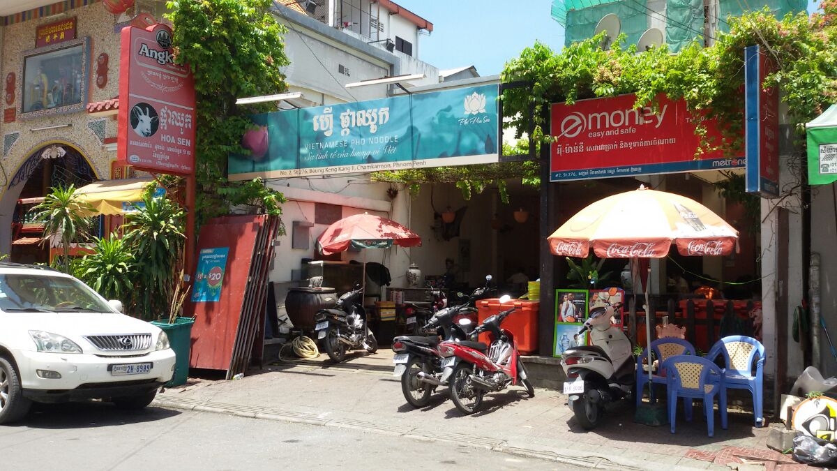 Phở Hoa Sen, địa chỉ ẩm thực Việt ở xứ sở Chùa Tháp tai dat nuoc chua thap mot to pho chuan vi viet nam mat hon 20 tieng moi hoan thanh